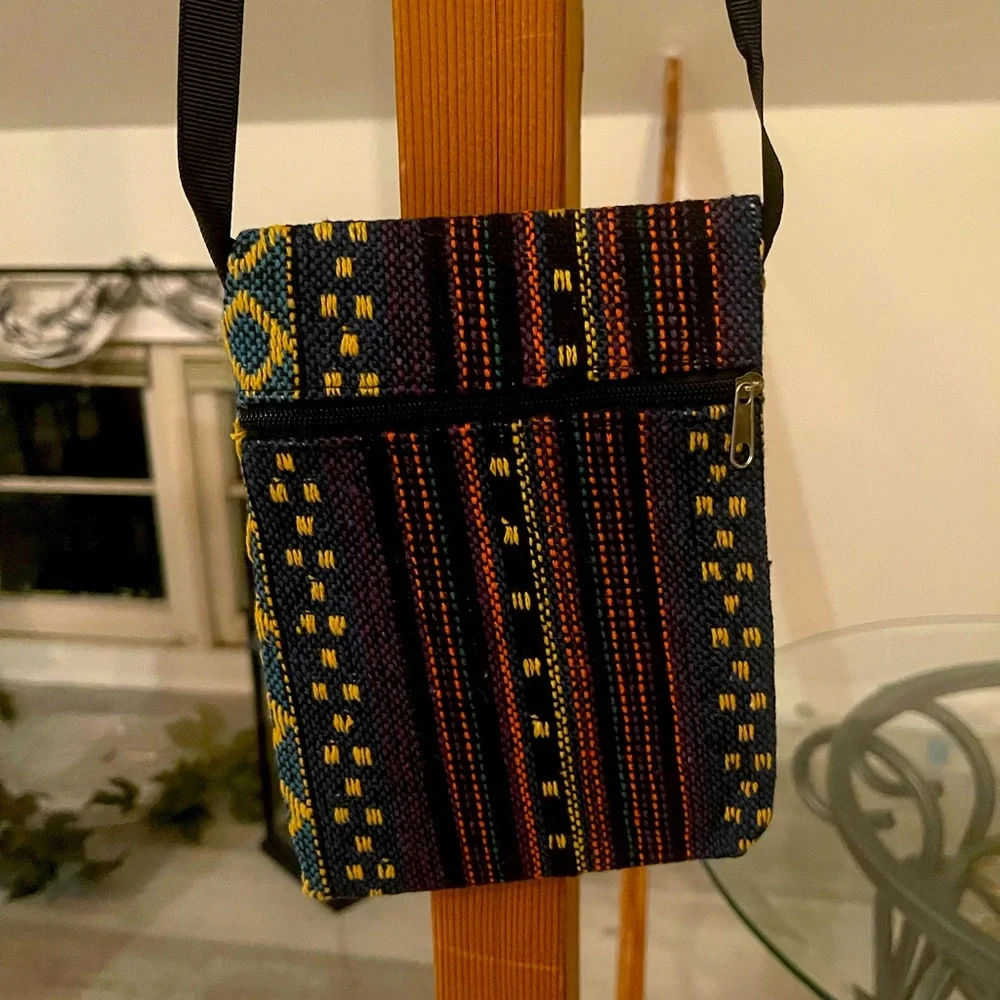 Lightweight Peruvian Crossbody satchel. - Picture 1 of 3